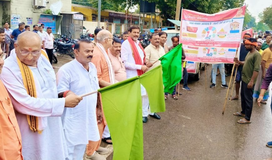विशेष संचारी रोग नियंत्रण व दस्तक रोकथाम व बचाव हेतु स्वास्थ्य कर्मियों,सफाई कर्मियों,सफाई वाहनों आदि की जागरूकता रैली को हरी झंडी दिखाकर किया गया।