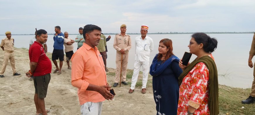 उपजिलाधिकारी प्रीति सिंह ने तहसीलदार के साथ बाढ क्षेत्र के गांवों का निरीक्षण किया