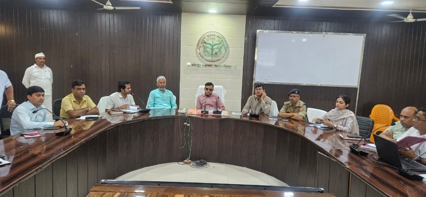 मंडला आयुक्त चित्रकूट धाम मंडल बांदा की अध्यक्षता में जिलाधिकारी एवं पुलिस अधीक्षक चित्रकूट की उपस्थिति में वृक्षारोपण समिति की समीक्षा बैठक कलेक्ट्रेट सभागार में संपन्न हुई