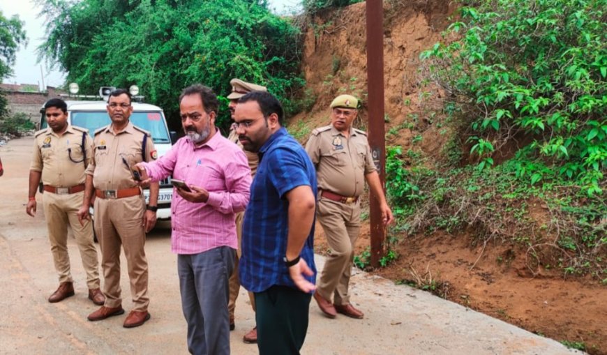 अपर जिलाधिकारी एवं अपर पुलिस अधीक्षक द्वारा मोहर्रम त्यौहार को सकुशल सम्पन्न कराने जाने के दृष्टिगत कोतवाली कर्वी क्षेत्र में जुलूस मार्गों का स्थलीय निरीक्षण किया गया
