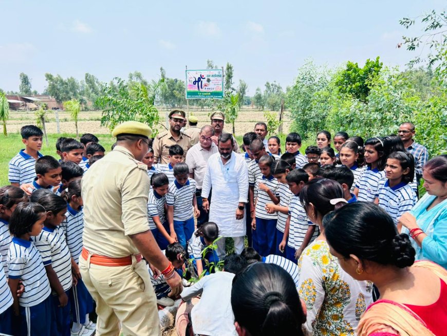 वन महोत्सव कार्यक्रम मे मुख्य अतिथि ब्लॉक प्रमुख राही के साथ स्कूली बच्चों ने मिलकर लगाए फलदार और छायादार पौधे