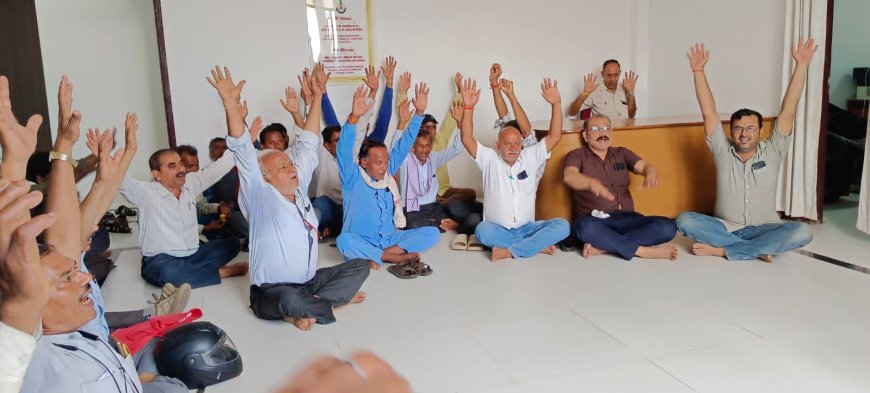 ग्रामोदय विश्वविद्यालय के आक्रोशित कर्मचारियों द्वारा कुलपति कार्यालय का घेराव।