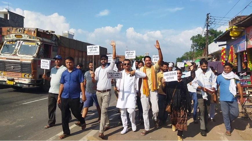 कानुपर देहात के रनिया में NHAI के खिलाफ पैदल मार्च, मुआवजे की मांग को लेकर नारेबाजी