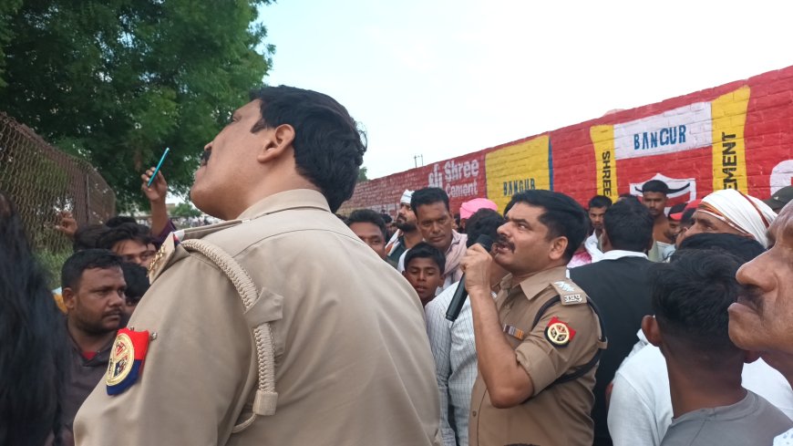 भदोही में अपनी मांगो को लेकर युवक चढ़ा मोबाइल टावर पर
