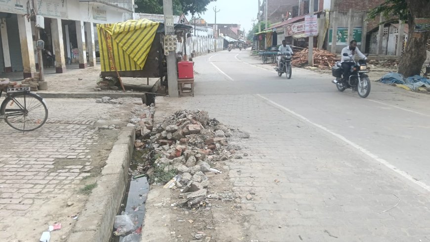 प्रधानमंत्री ग्रामीण सड़क योजना के तहत बनवाई गई कोटवाधाम में सडक के बगल नाली एक वर्ष पूरा नहीं कर पायी वर्मा मेडिकल स्टोर के पास हुई ध्वस्त