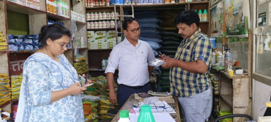 उपजिलाधिकारी सिरौलीगौसपुर प्रीति सिंह भूयि सरंक्षण अधिकारी के साथ खाद दुकानों का निरीक्षण किया