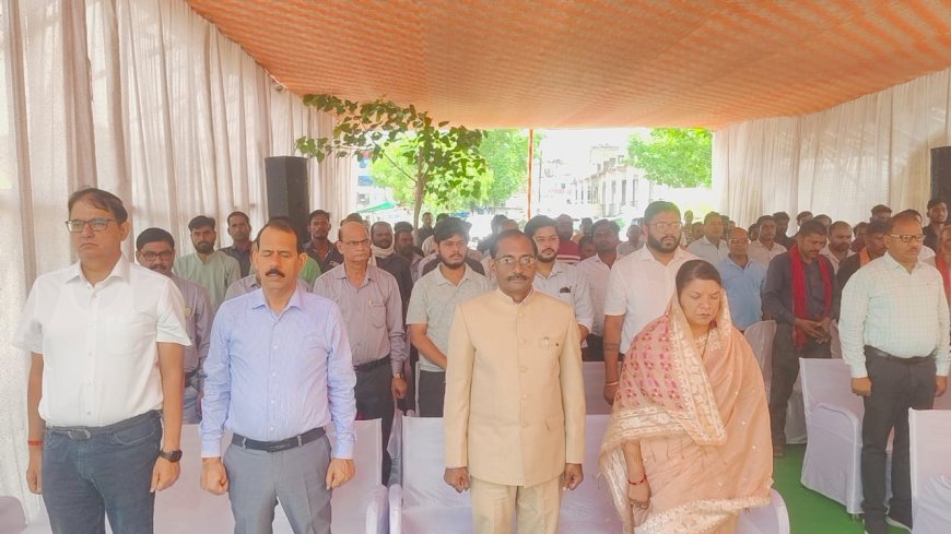औद्योगिक क्षेत्र बलियरी में विस्फोट से शहीद हुए श्रमिकों के स्मारक पुष्प अर्पित कर दी गई श्रद्धांजलि दो मिनट का मौन रख शहीद श्रमिको के आत्मा की शाति के लिए की गई प्रार्थन