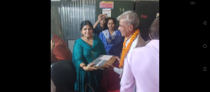 उप डाकघर में सेवानिवृत कर्मचारी को दी गई भावभीनी विदाई , फूल मालाओं और उपहार से किया गया सम्मानित