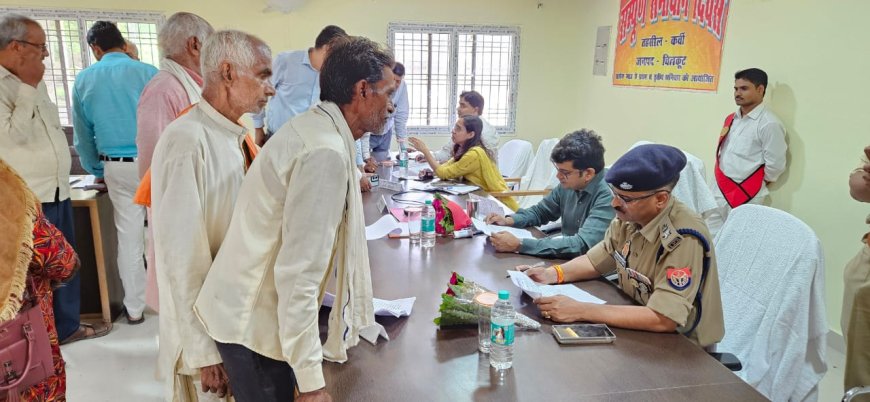 जिलाधिकारी व पुलिस अधीक्षक चित्रकूट की अध्यक्षता में तहसील सभागार कर्वी में सम्पूर्ण समाधान दिवस का आयोजन किया गया