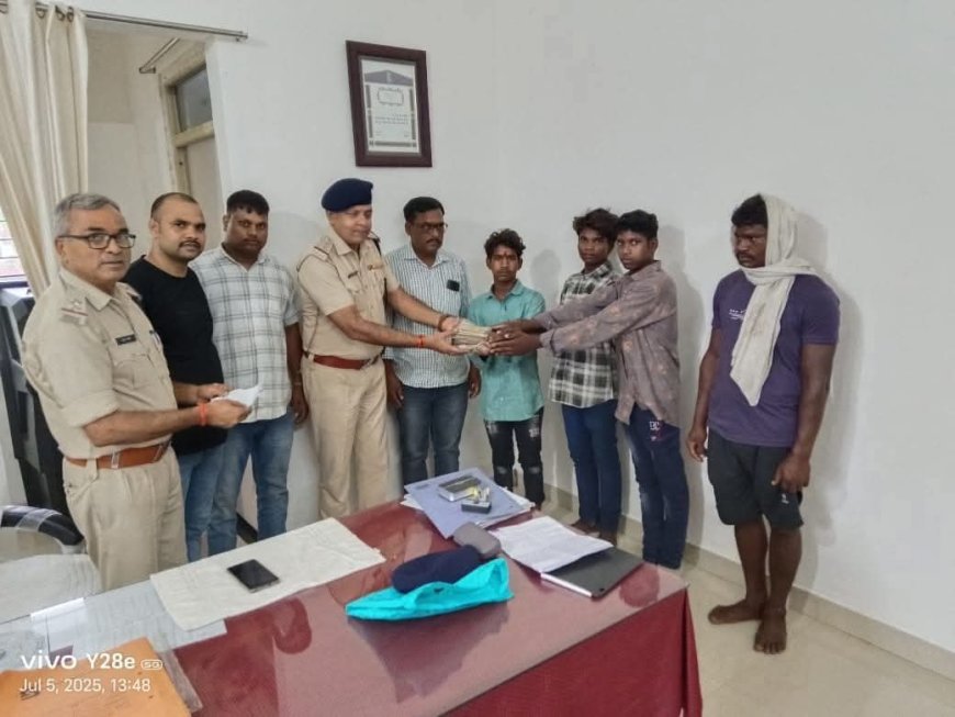 मानवता की मिसाल: सिंगरौली पुलिस के आरक्षकों ने घायल व्यक्तियों को पहुँचाया अस्पताल, ₹2.40 लाख की नकदी और वाहन सुरक्षित लौटाया