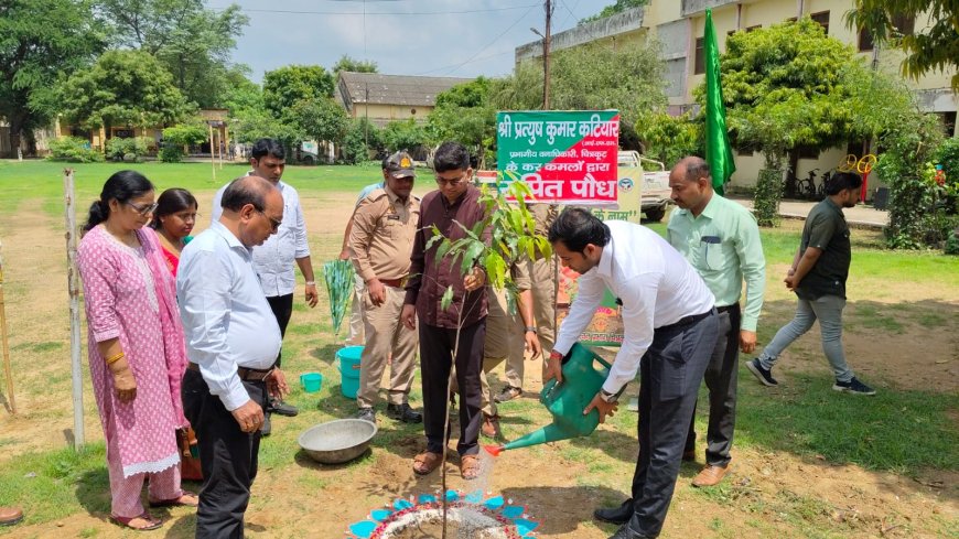 राजकीय बालिका इंटर कॉलेज कर्वी में पहुंचकर वृक्षारोपण महोत्सव के अंतर्गत वृक्षारोपण एवं छात्राओं को पौधे वितरित किए।