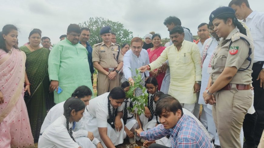 "एक पेड़ माँ के नाम" अभियान 2.0 के अंतर्गत जनपद सोनभद्र में वृक्षारोपण कार्यक्रम का किया गया आयोजन