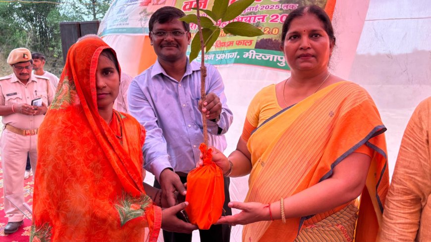 उत्तर प्रदेश विधान परिषद की विशेषाधिकार समिति के सभापति व सदस्यगण द्वारा खजुरी नदी पर पहुंचकर किया वृक्षारोपण