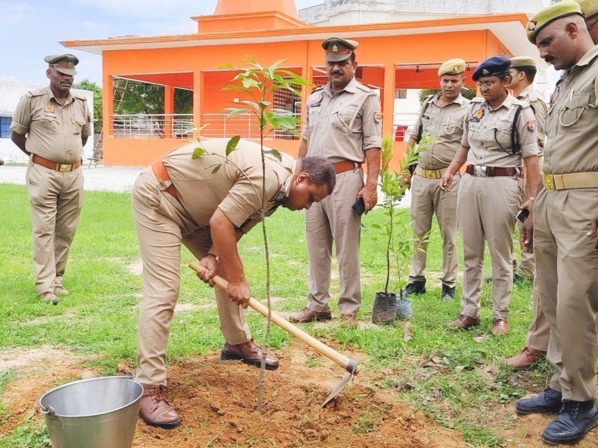 मीरजापुर: 'एक पेड़ माँ के नाम 2.0' अभियान के तहत SSP सोमेन बर्मा ने सक्तेशगढ़ चौकी में किया वृक्षारोपण