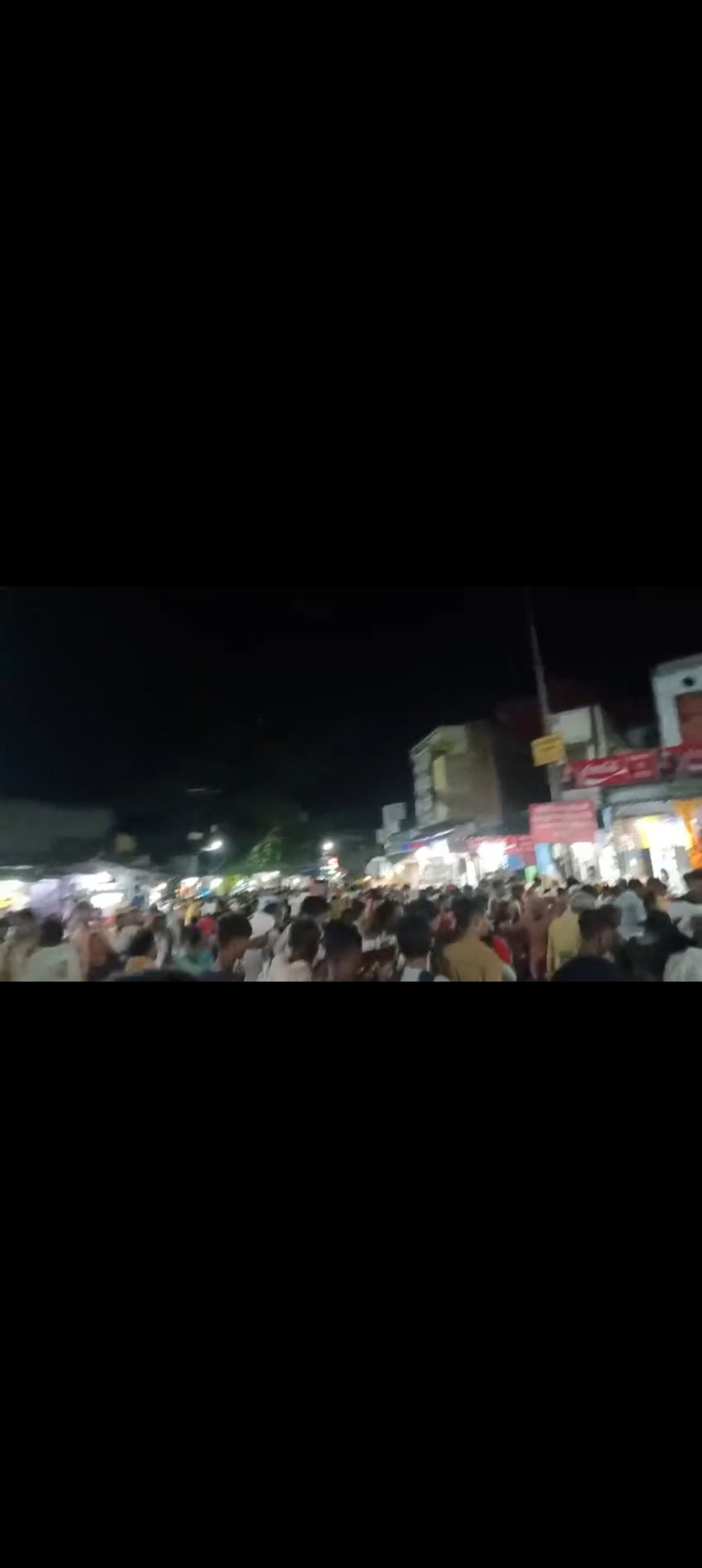 भीड़ के दबाव के कारण प्रशासन ने मंदिर के गर्भ ग्रह को किया बैरिकेट
