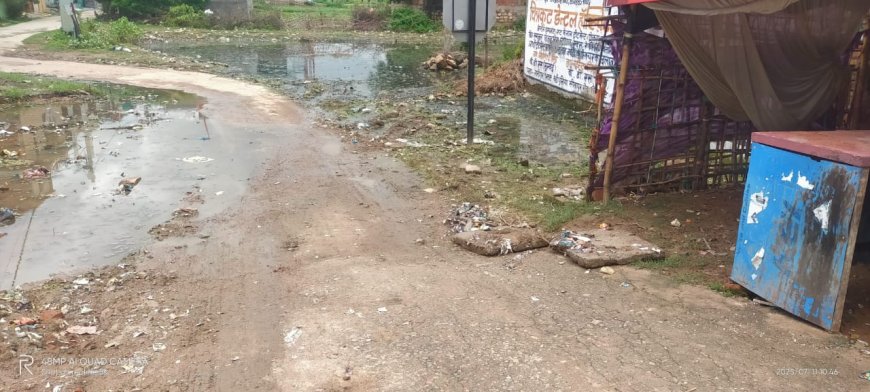 रास्ता बना मुसीबत का घर जल भराव से निकल पाना दुर्लभ
