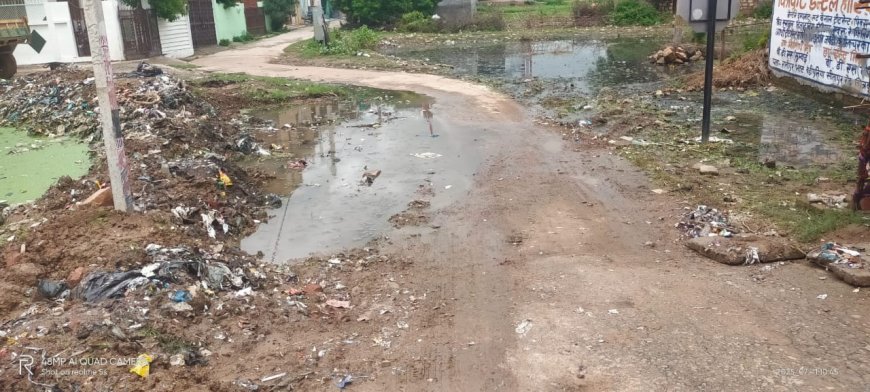 रास्ता बना मुसीबत का घर जल भराव से निकल पाना दुर्लभ