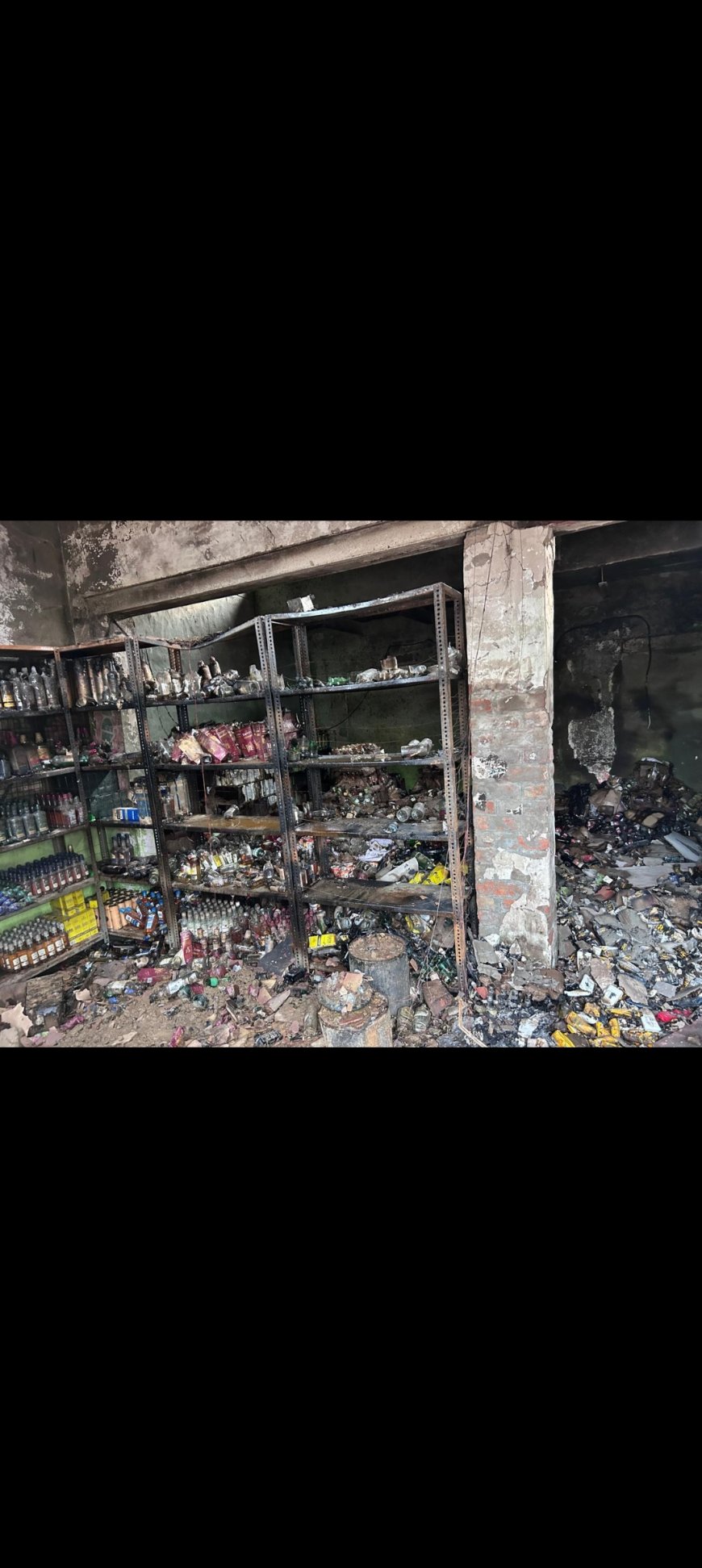 अज्ञात कारण से शराब की दुकान में लगी आग जला लाखों का माल