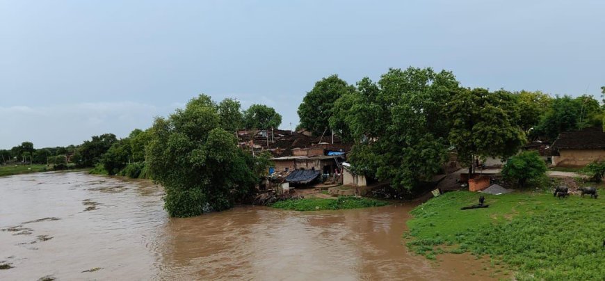 अरछा बरेठी गांव के लोग भय और बेघर होने की त्रासदी झेलने को मजबूर
