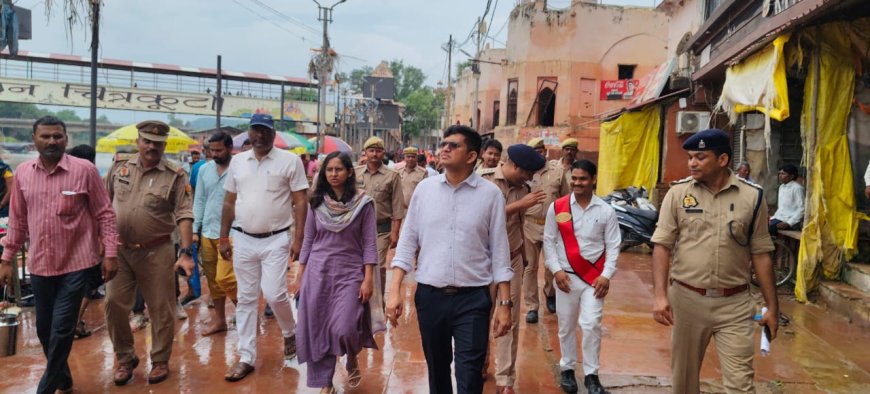 जनपद में बीते दिन हुए भारी वर्षा के कारण मंदाकिनी नदी में जल स्तर बढ़ गया तथा पानी उतरने के पश्चात जिलाधिकारी ने रामघाट का निरीक्षण किया