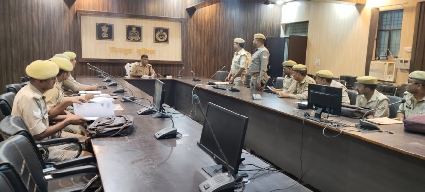 अपर पुलिस अधीक्षक की अध्यक्षता में माननीय न्यायालय में मुकदमों में शीघ्र सजा कराने व सम्मन/वारण्टी की तामिला कराने हेतु पैरवी का कार्य देख रहे अधिकारी/कर्मचारियों के साथ गोष्ठी की गयी
