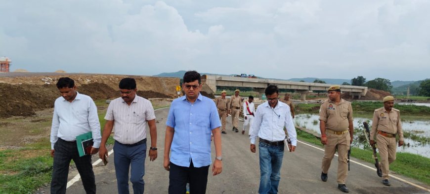 तहसील मानिकपुर के अंतर्गत वरदहा नदी पर बने पुल के किनारे  मिट्टी भराई बह जाने के कारण तत्काल सूचना मिलने पर जिलाधिकारी ने निरीक्षण किया।