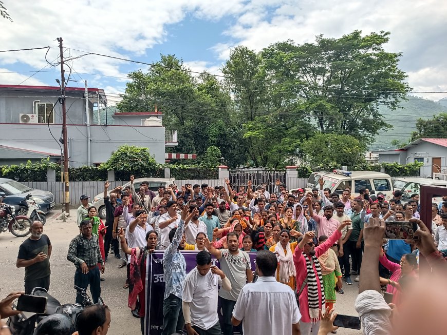 आउटसोर्स कर्मचारियों की बर्खास्तगी के विरोध में जल संस्थान श्रीनगर में उग्र प्रदर्शन, कर्मचारियों ने लगाई न्याय की गुहार।