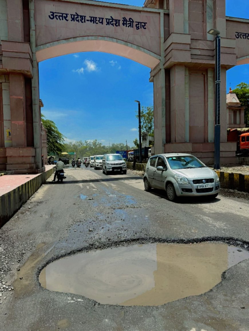 रोड में गड्ढा या गड्ढे में रोड। शक्तिनगर-जयंत मार्ग पर बना मौत का गड्ढा।