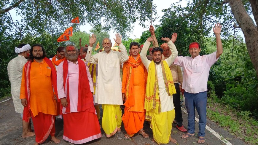 बिहरोजपुर में सिद्धेश्वर महादेव मंदिर की प्राण प्रतिष्ठा के पूर्व निकाली गई शोभायात्रा।
