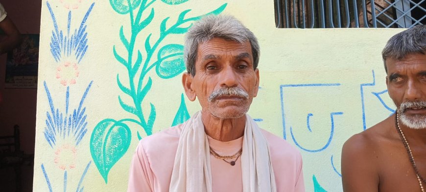 विद्युत लाइन पर एक प्राचीन पेड़ उखड़ कर टिका, कभी भी हो सकता है हादसा