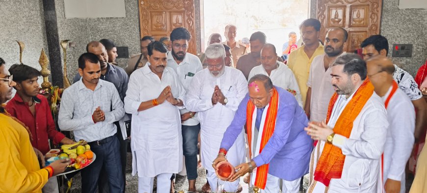 जल शक्ति मंत्री स्वतंत्र देव सिंह ने पारिजात धाम व कुन्तेश्वरधाम में पूजा अर्चना कर विश्वमानव कल्यांण की कामना किया