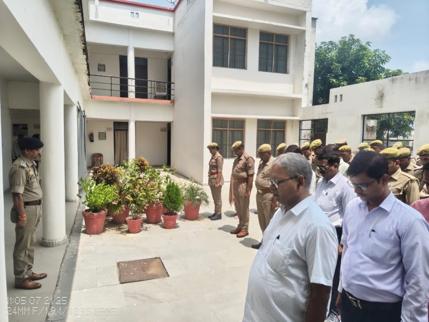 पुलिस अधीक्षक चित्रकूट ने उपचार के दौरान निरीक्षक परितोष दीक्षित की मृत्यु हो जाने पर शोक व्यक्त कर 02 मिनिट का मौन धारण किया ।