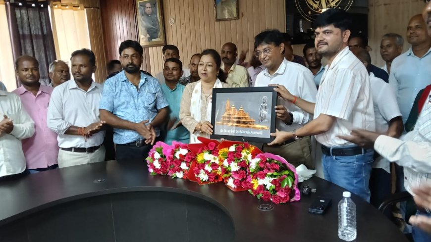 ब्लाक सभागार में ग्राम रोजगार सेवक संघ के जिलाध्यक्ष आकाश त्रिपाठी ने ब्लाक प्रमुख रेनू वर्मा व बी डी ओ संजीव गुप्ता को पुष्प गुच्छ व स्मृति चिन्ह भेंट किया