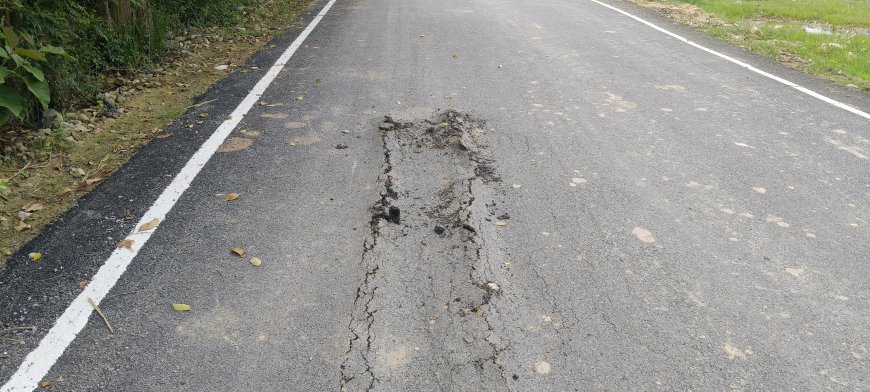 PMGSY सड़क निर्माण में घोटाला निर्माण से पहले ही भुगतान घटिया निर्माण   पर फूटा   जनप्रतिनिधियों  का गुस्सा