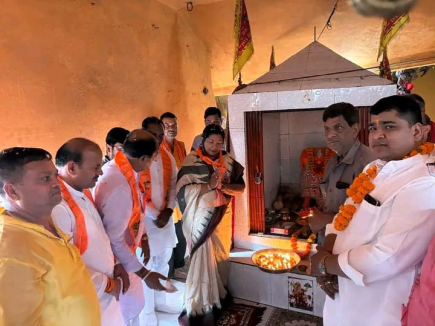 प्रभारी मंत्री ने हनुमान मंदिर पहुचकर टेका माथा जिले एवं प्रदेश की खुशहाली के लिए की कामना