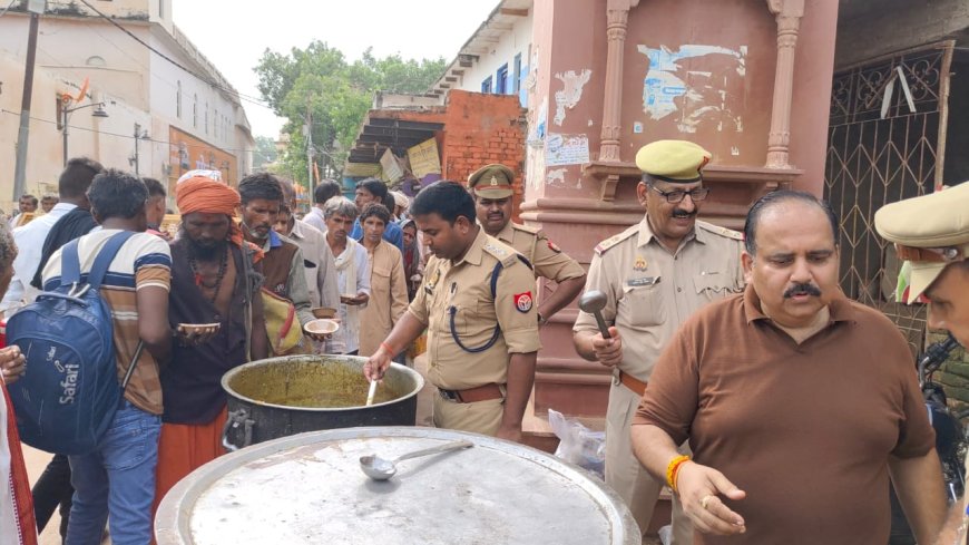 चित्रकूट पुलिस ने श्रावण मास अमावस्या मेले मे आये हुये श्रद्धालुओं को हल्का नाश्ता वितरित किया गया