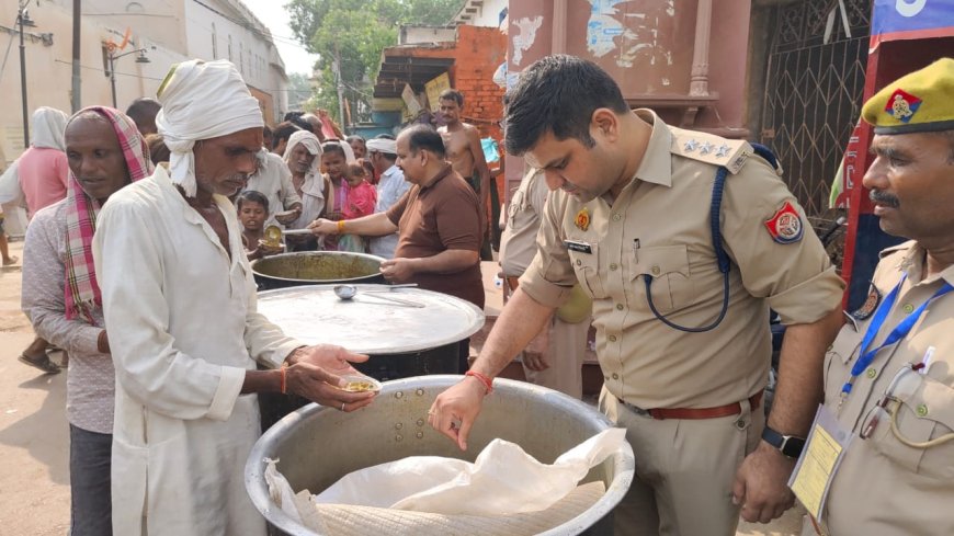 चित्रकूट पुलिस ने श्रावण मास अमावस्या मेले मे आये हुये श्रद्धालुओं को हल्का नाश्ता वितरित किया गया