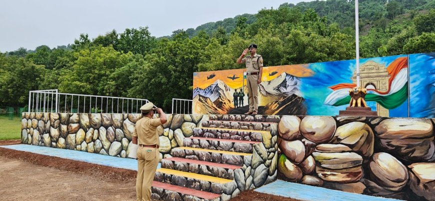 पुलिस अधीक्षक चित्रकूट ने शुक्रवार की परेड की सलामी लेकर परेड का निरीक्षण तत्पश्चात पुलिस लाइन का भ्रमण किया