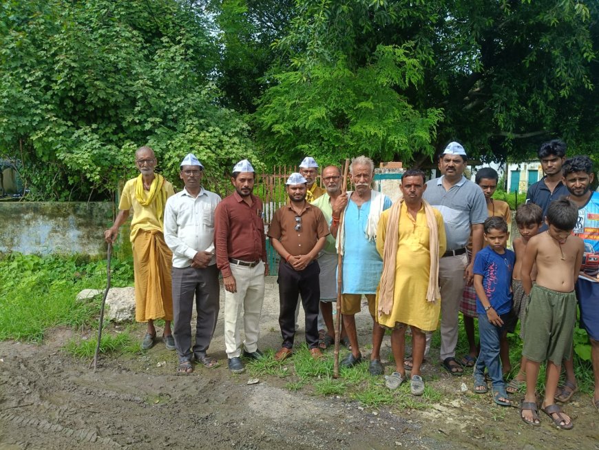 मौदहा के गांव बहरेला का स्कूल बंद करने पर आम आदमी पार्टी का प्रदर्शन