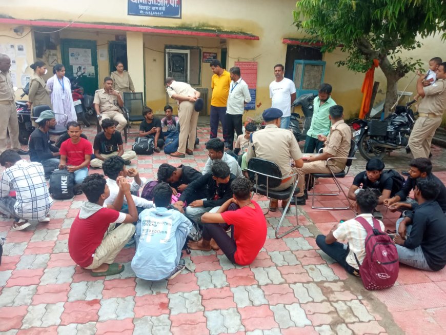 चाइल्ड हेल्प लाइन की टीम ने किया बच्चों को रेस्क्यू RPF मानिकपुर एवं RPF कर्वी जीआरपी कर्वी एवं स्टेशन मास्टर के सहयोग से बरौनी एक्सप्रेस से १२ नाबालिक बच्चे एवं साथ में यात्रा कर रहे १२ वयस्क व्यक्तियों को रेस्क्यू किया गया
