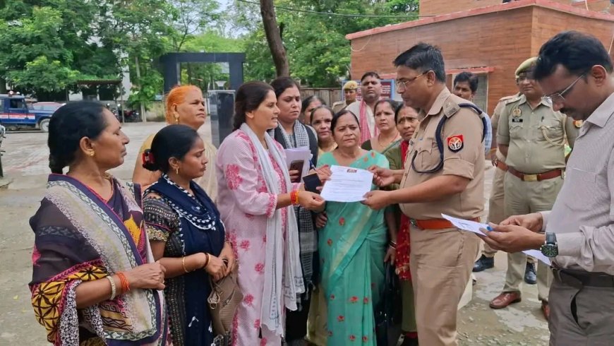 डिंपल यादव पर अभद्र टिप्पणी के विरोध में सपा महिला सभा ने एएसपी को सौंपा ज्ञापन