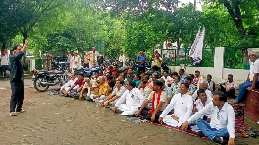 पुल निर्माण में मनमानी को लेकर जनसंघर्ष मोर्चा ने कलेक्ट्रेट में किया प्रर्दशन