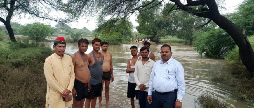व्यासपुर के ग्रामीण बाढ़ की चपेट में, हाल-चाल लेने पहुंचे सपा नेता