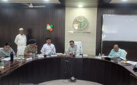 मंडला आयुक्त चित्रकूट धाम मंडल की अध्यक्षता में जिलाधिकारी  एवं  पुलिस अधीक्षक की उपस्थिति में कानून व्यवस्था व विकास कार्यों की समीक्षा बैठक कलेक्ट्रेट सभागार में संपन्न हुई।