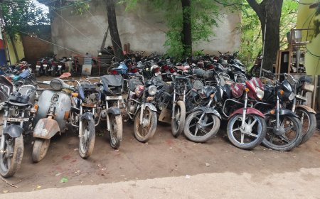 थाना भरतकूप परिसर में खड़े 34 लावारिस/जब्तशुदा मोटर साइकिलो की नीलामी की गई