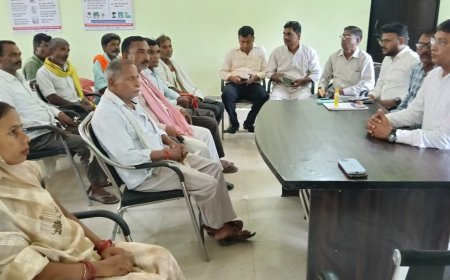 किन्तूर की चौपाल में खंण्ड विकास अधिकारी संजीव कुमार गुप्ता ने सरकार की योजनाओं को बताया