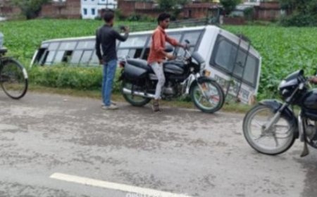 सिसैया ढखेरवा हाइवे पर अनियंत्रित होकर तालाब में घुसी बस, बाल बाल बचे बस सवार