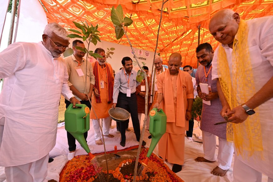 गोस्वामी तुलसीदास की जन्मस्थली राजापुर पहुंचे मुख्यमंत्री योगी आदित्यनाथ जी गोस्वामी तुलसीदास जी की 528  जन्म जयंती के शुभ अवसर पर विधि विधान से पूजा अर्चना की