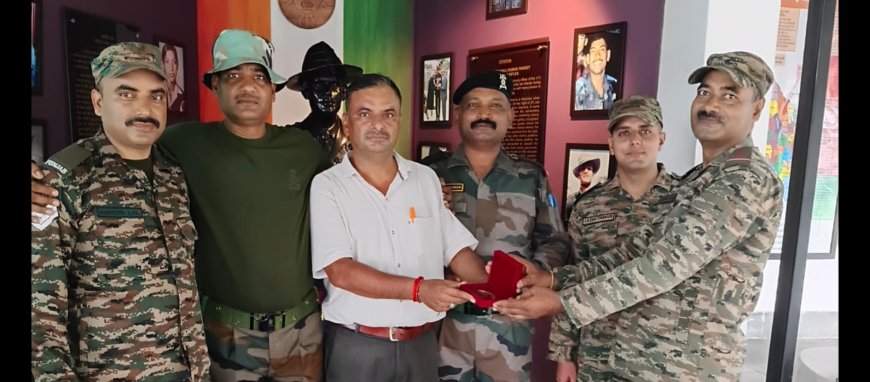 अमित कौशिक को उनकी ईमानदारी के लिए सेना की ओर से एक्सीलेंस अवॉर्ड दिया गया