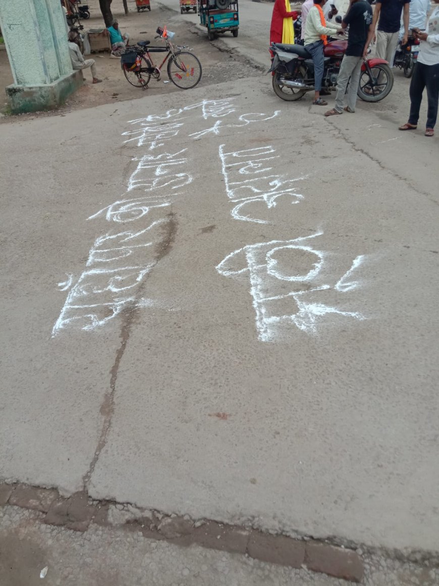 यहां पर कोई सुनवाई नहीं होती झूठी अदालत है लिखकर जताया विरोध